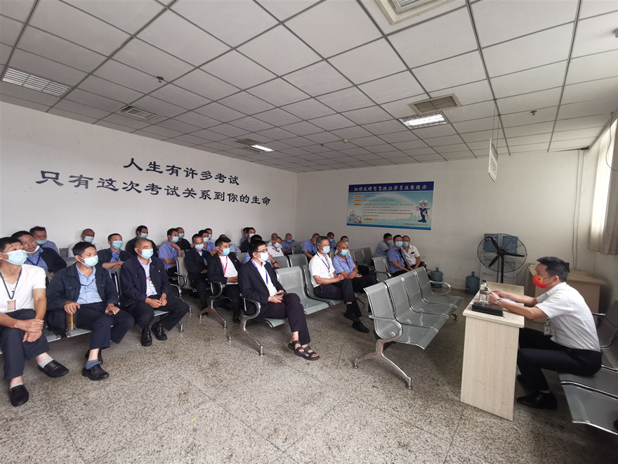 落實(shí)主體責(zé)任，推動安全發(fā)展_副本