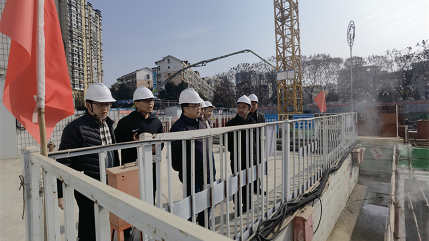 圖二：集團黨委委員、副總經(jīng)理倪丹督導嘉來建工安全工作